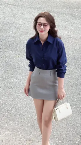 Hôm nay bắt đầu ngày mới bằng nụ cười này nha. Sơ mi xanh navy và váy xám tiêu 💙👜 #khanhnguyen0723 #xuhuong #homnaymacgi #sominu #OutfitDiLam #CongSoStyle #OOTD #bossvibes #livehighlights 