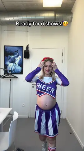 And almost 8 months pregnant!😅🤰🏼 Let’s do this!💥🤗 @Dansstudio Sarah #Dance #Cheerleader #dreamteam #pregnant #fy #fyp 