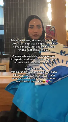 Dan ketika kamu bertemu dia, kamu akan sadar… cinta yang sebenar-benarnya, bukan yang datang pas kamu ‘sempurna’. Tapi yang tetap tinggal walau kamu sedang hancur-hancurnya💗 #Relationship #girlsproblems #women #girlssupportgirls