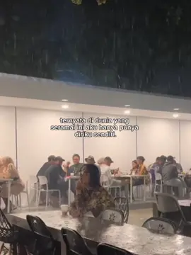 bahkan di tengah keramaian pun aku ttp merasa kesepian. #sendiri #kesepian #viral #fyp 