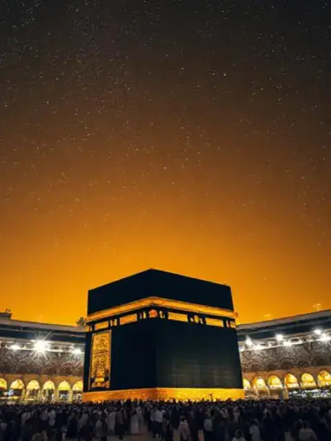 A breathtaking panoramic view of Makkah, capturing the grandeur of the holy city during sunrise, with warm golden light illuminating the majestic architecture of the Grand Mosque, featuring the iconic Cube-shaped Kaaba surrounded by elegantly curved minarets and adorned with intricate lslamic patterns, showcasing the vibrant lslamic calligraphy and geometric patterns on the building's facade, amidst a vast prayer area filled with worshippers from diverse backgrounds, dressed in traditional attire, with the majestic mountain ranges of Jabal al-Noor and Jabal Thur in the background, under a tranquil blue sky with wispy white clouds, with a sense of serenity and spirituality permeating the scene
