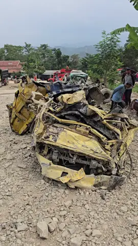 Update terkini longsor Gunung Kuda Cerebon. Korban ada 31 orang. 8 Selamat 17 ditemukan wafat dan 6 belum di temukan. video lengkapnya di youtube AFA Channel