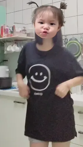 EDM😝 #做不好請見諒🙏💦 #我要火🔥 #2010 #10 #國二 #fyp #上推薦 #跳舞💃🏻 