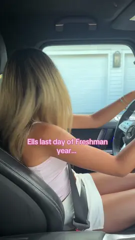 Wait until the middle of the video 🤣🤣🤣🤷🏼‍♀️🤷🏼‍♀️🤪 #fyp #viral #momanddaughter #school #highschool #chickfila #OOTD #grwm #momlife #Lifestyle #funnyvideos 
