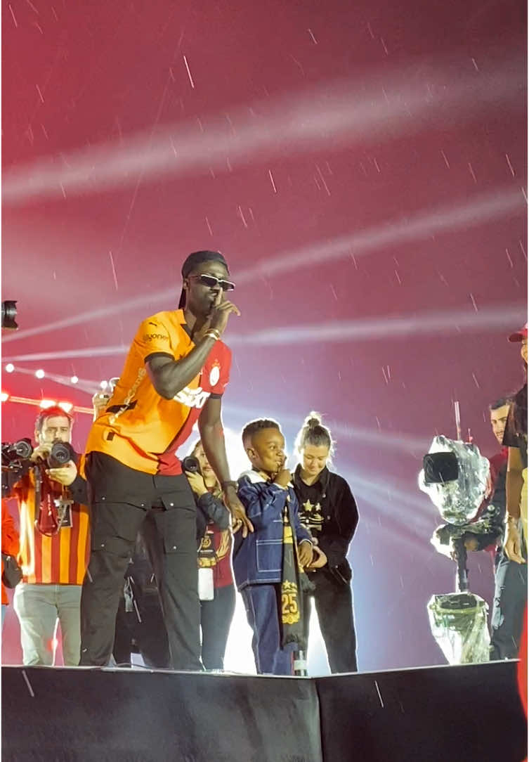 Davinson Sánchez #davinsonsánchez #salvador #galatasaray #yenikapı #championsfest #keşfet #keşfetteyizzz #cimbom 