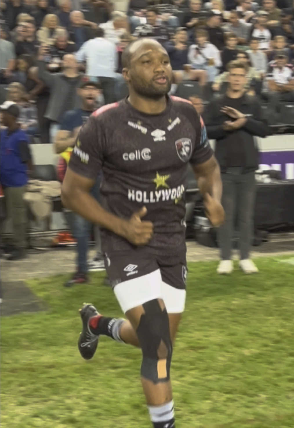 Lukhanyo Am leads the Sharks out on his 100th appearance 🦈👏 #rugby #sarugby #tiktoksa #rugbytok #tiktoksouthafrica #hollywoodbetssharks #lukhanyoam 