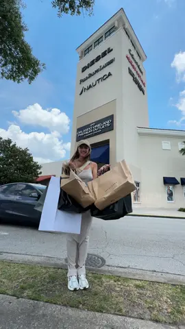 Me vine a Orlando Vineland Premium Outlets @orlandovinelandpo , el outlet más barato de todo Orlando con las mejores marcas y les muestro todo lo que encontré 🥰🩷 #ShopatSimon #Sponsored  #Nike #ferrari #Disney #puma #gucci #sunglasshut #crocs #zadig #lacoste #prada #Tommy #marcjacobs #CalvinKlein #Diesel #adidas #levis #Kipling #newbalance #Longchamp #MaxMara #poloralphlauren