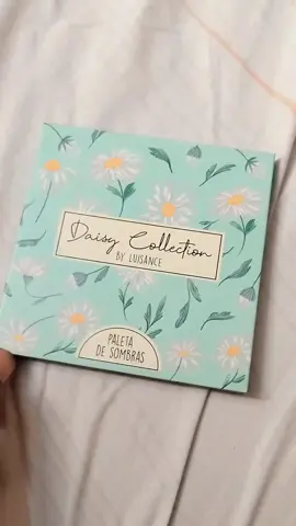 Mostrando a paleta de sombra daisy da luisance. #luisance #makeup #maquiagem #paletasombra #eyeshadowpalette 