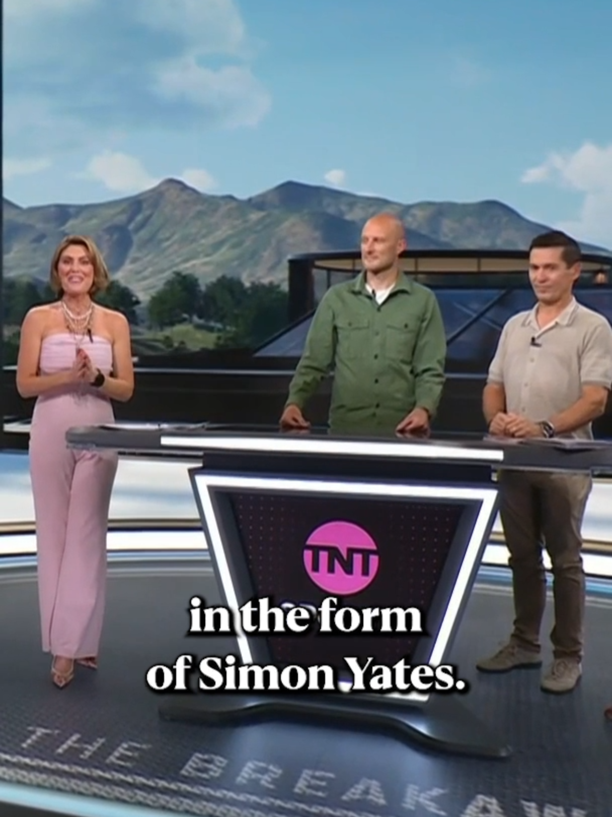 NEVER GIVE UP! 🩷 The Breakaway team reacts to Simon Yates taking the maglia rosa on Stage 20! 🔥 #cycling #roadcycling #giro