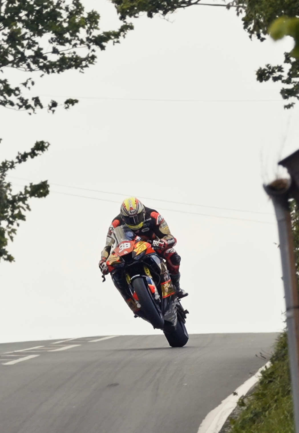 140MPH. Stone walls either side. Nuts #Motorsport #motorcycle #isleofmantt 