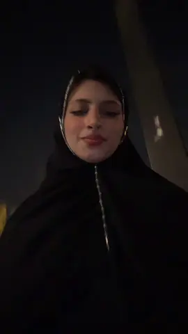 القصيدة 📜  تصف لوعة اللحظة  التي هام بها مجنون ليلى  على وجهه في الصحارى ينشد الشعر ويبكي فراقها حتى اضحت القصيدة  رمزًا للحب العذري الذي حالته الاقدار  الكلمات تصف لحظة اللقاء في مكانٍ خفيّ (سفح رامة) وكيف رأى أثر حناء انتهاء قدرها مع شخص آخر على يديها. 
