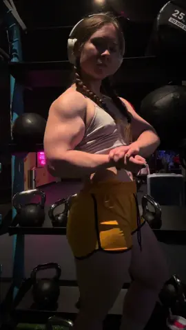 Shebulk hits upper body and then flexes #gym 