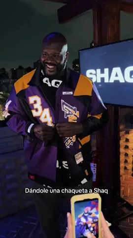 Estoy seguro que le han dado muchas chaquetas al Shaq, ahora tocó ser prota Autoría del maestro @Mauro Garfias  #shaq #NBA #mitchellandness #fyp #nbafinals 