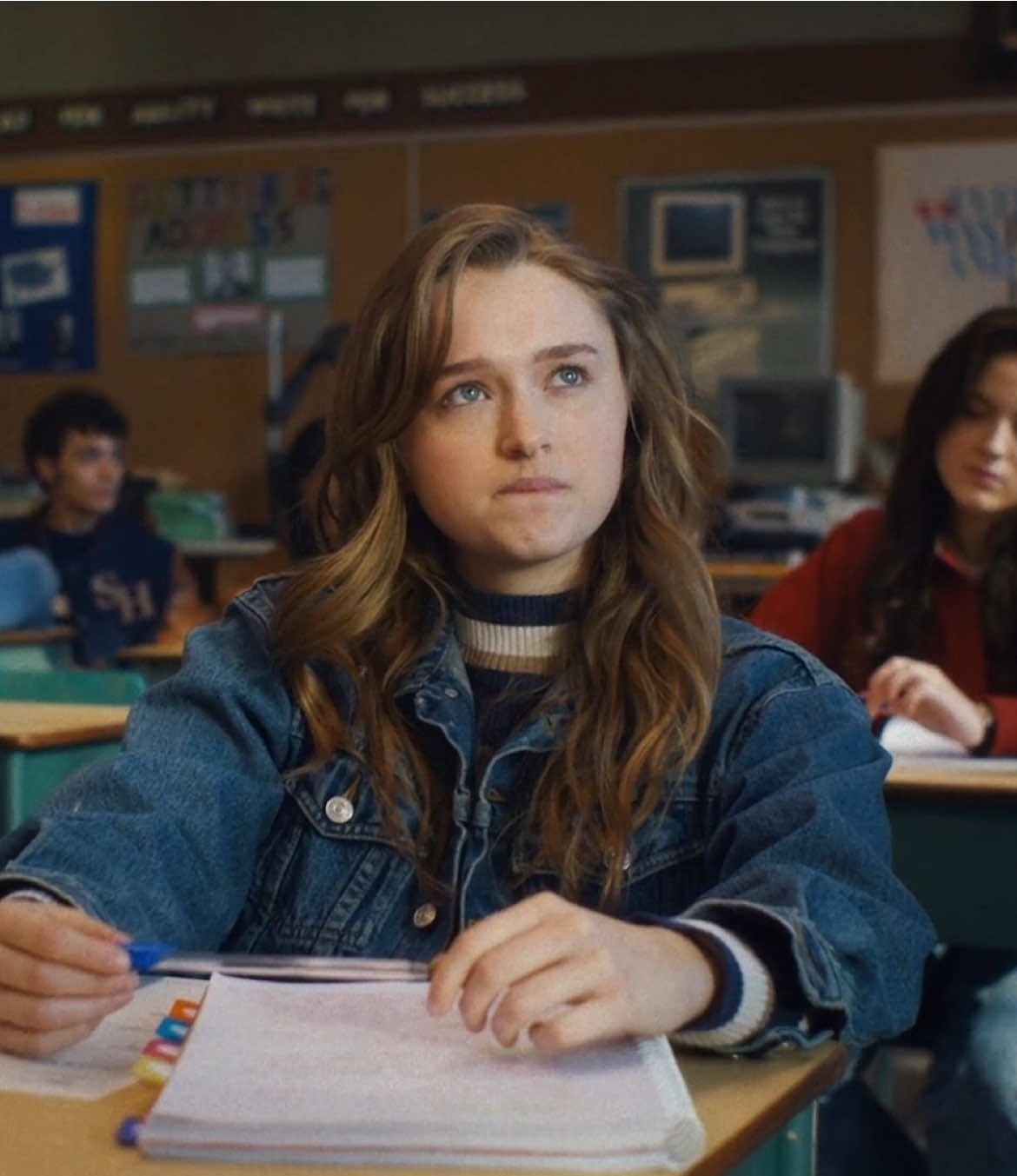 Eso fue hace bien harto 💋 || Voces: @valhargreeves - Lori @𝒥𝓊𝓁𝓈 𑁍 - Lori (2) @𝒫𝒶𝓃𝓈𝓎 - Reportera Christy - @Mel_lkd || #strangerparodias #sarcasmo #parodias  #humor #promqueen #fearstreet #lacalledelterror #lasperdidas #parati 