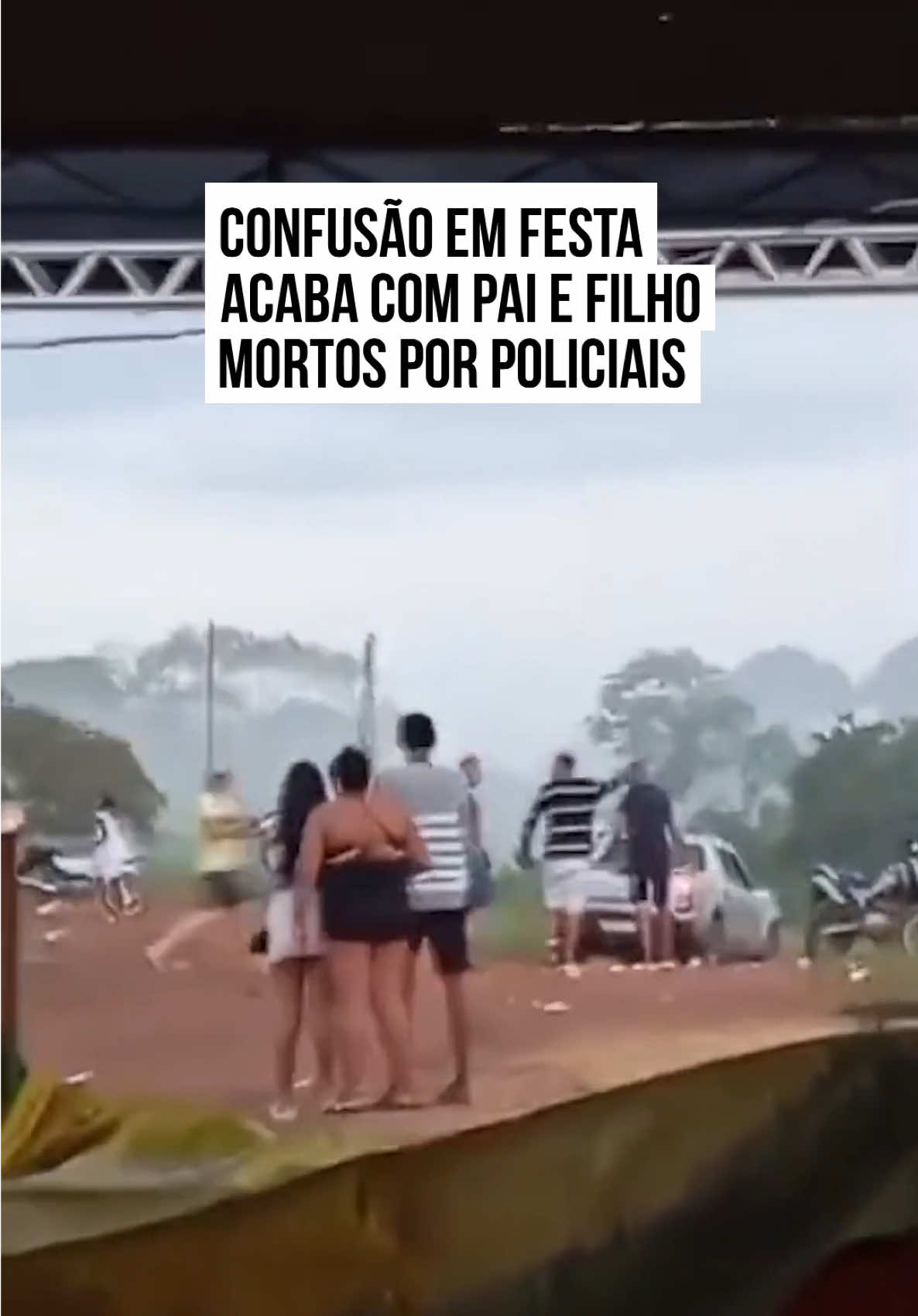 Na manhã deste sábado (31/5), um confronto entre policiais e populares que estavam no evento Fest Castanha, no município de #LaranjaldoJari, no sul do Amapá, acabou com a m0rte de dois homens, pai e filho. Eles foram identificados como Salvando Pereira Monteiro, 43 anos e Jesus Aragão Monteiro, 23. Além dos dois ób1tos, outras duas pessoas ficaram feridas. Imagens registradas no local mostram policiais efetuando disparos contra um homem, que cai ao chão e fica inconsciente. De acordo com a prefeitura de Laranjal do Jari, as circunstâncias exatas do conflito ainda estão sendo apuradas. O #prefeito do município, Teddy Marcel (União Brasil), anunciou pelas #redessociais o cancelamento do Fest Castanha após a confusão. “Estamos de luto e nos solidarizamos com a dor da família extrativista, que enfrenta esse momento de imensa tristeza e perda”, disse o prefeito. A #PolíciaMilitar do Amapá informou que afastou os militares envolvidos nos ass4ss1natos e determinou a prisão dos envolvidos. As armas usada pelos policiais foram apreendidas. A #PM acionou a corregedoria-geral para a abertura de procedimento que vai apurar a conduta adotada pelos policiais envolvidos no caso. “A PM está prestando total auxílio aos demais órgãos envolvidos na apuração deste fato e com isso reafirma seu inabalável compromisso com a legalidade e legitimidade de suas ações, firmes no objetivo de bem servir e proteger a sociedade amapaense.” #TikTokNotícias 