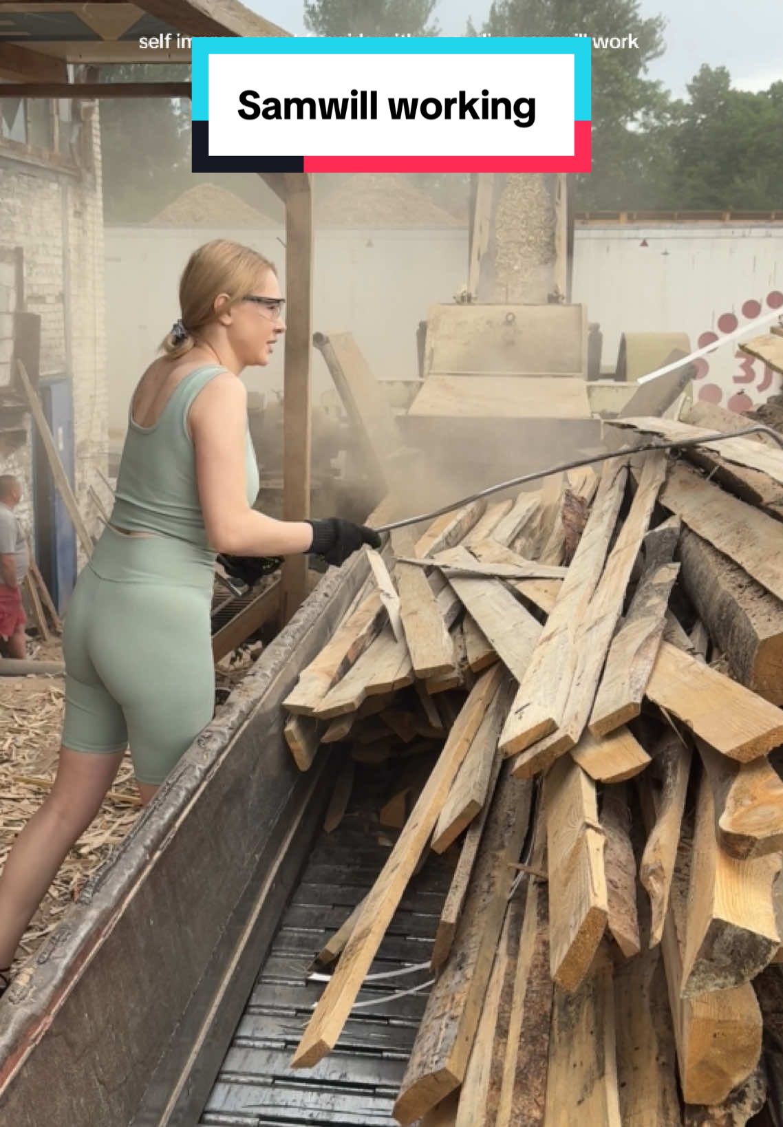 My second day on sawmill to self improve to work how to use wood chipper to make wood chips #TikTokLearningCampaign #SelfImprovement #log #fypage #sawmill 