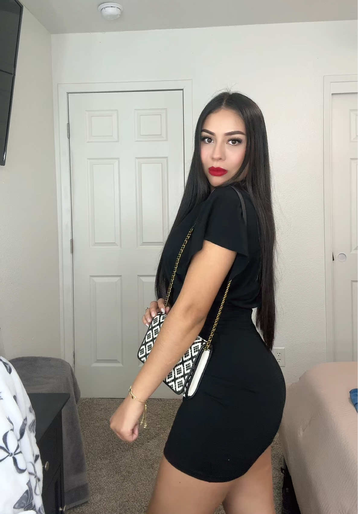 Saturday OOTD💋 #OOTD #toryburch #blackdress #outfitinspo #ideadeoutfit #girls #bonitas 