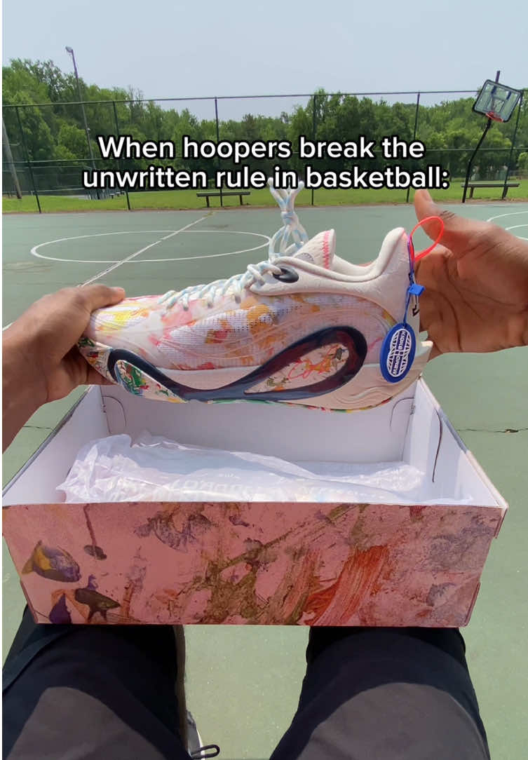 “Load” up the new DLO1’s with @KICKS CREW 🔥 #basketball #kickscrew #dlo1 #lining 