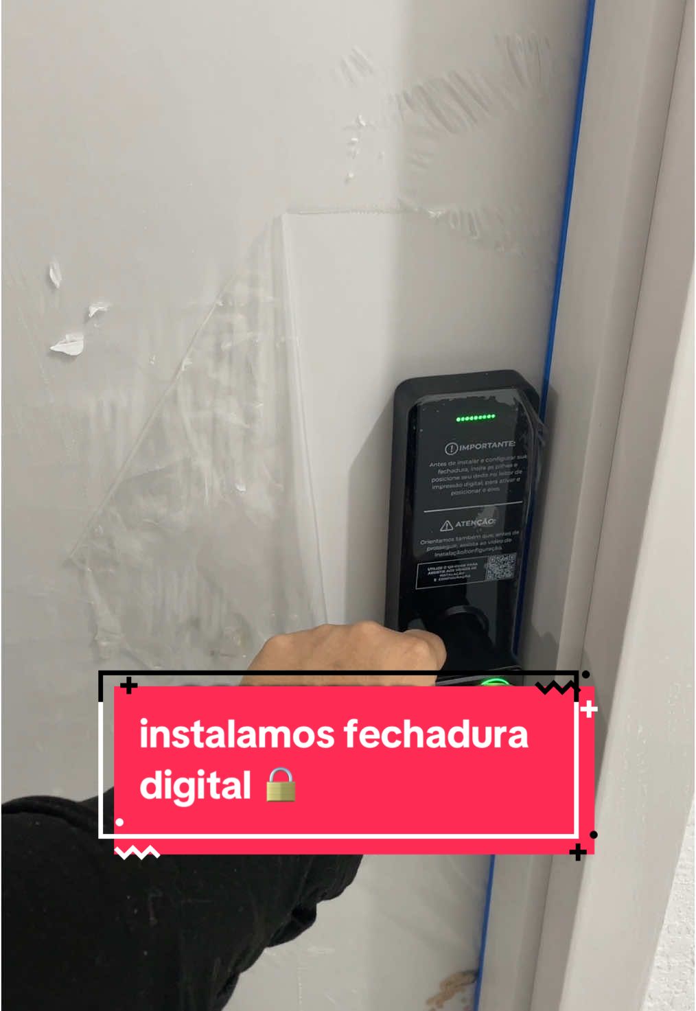 🔒✨ Instalamos nossa nova fechadura digital biométrica BetaPro da Kuanttum! Agora é só encostar o dedo, usar as tags ou até a chave manual em emergências. Mais segurança e praticidade para o nosso apê – sem perder o estilo! 🏡💙 Se você também quer uma fechadura moderna para o seu lar, fica de olho aqui no perfil! #DoPapelAoLar #FechaduraBiometrica #BetaProKuanttum #FechaduraDigital #CasaSegura #DicasDeReforma #HomeSafe #AutomaçãoResidencial #SegurançaEmCasa #ReformaDoApê #VidaDeApartamento #decoração 