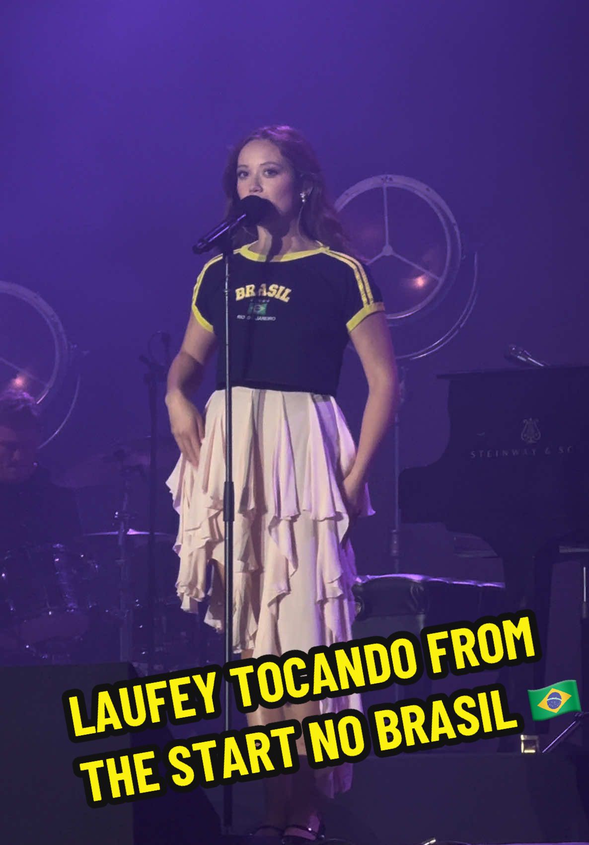 Laufey fazendo seu primeiro show no Brasil como atração do Popload Festival 2025 cantando From The Start 🔥 #aclavedofa #laufey #fromthestart #popload #poploadfestival #poploadfestival2025 #clavenosshows #festivaldemusica #festivaisdemusica #clavenopopload