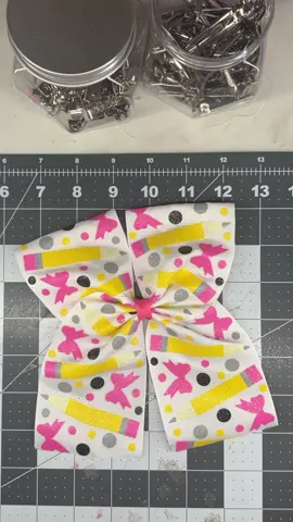 Let's make a ✏️ Hairbow! #hairbowsdiy #diybow #bowtutorial #howtomakehairbows #ribbonbow #pencils #ribboncraft #bowmaker #hair #bow 