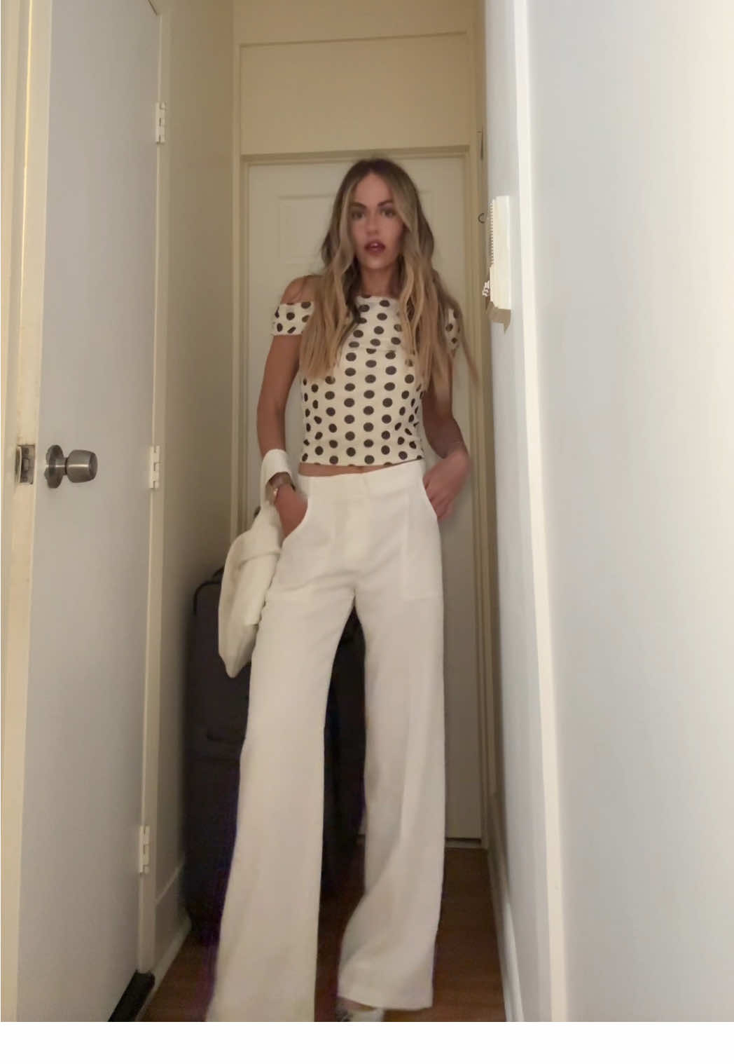 Girls night OOTD #OOTD #summeroutfit #outfitidea #urbanoutfitters #dinneroutfit #ootn #whitepants #nyc #nycoutfit 