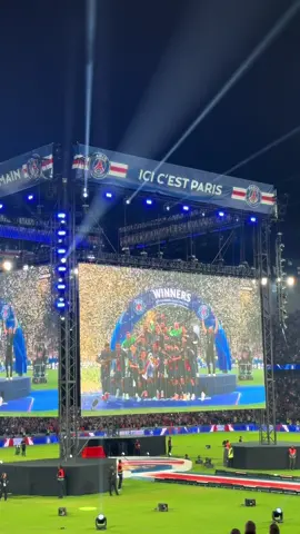 #PARIS #UCL #PARCDESPRINCES #CHAMPIONMONFRERE ❤️💙