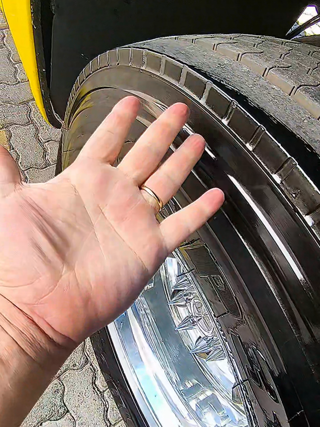 #qualificado #chofer #autocarro #bus #onibus #carro #caminhao #caminhaopaixao #detail #detailing #pretinhopneu #foryou #viral #fyp #fy #pneupretinho #pretinhocaseiro #pretinho #pneu 