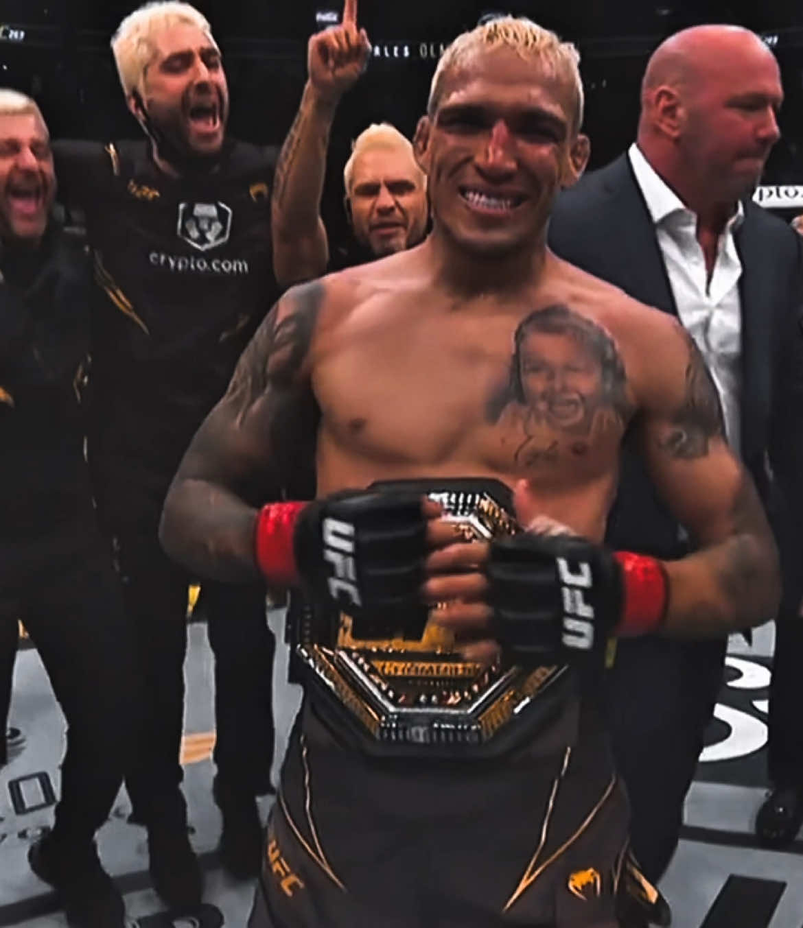 Será que essa superou a primeira com a mesma música? Aliás, charles está indo pra você. #UFC #charlesoliveira #dobronx 