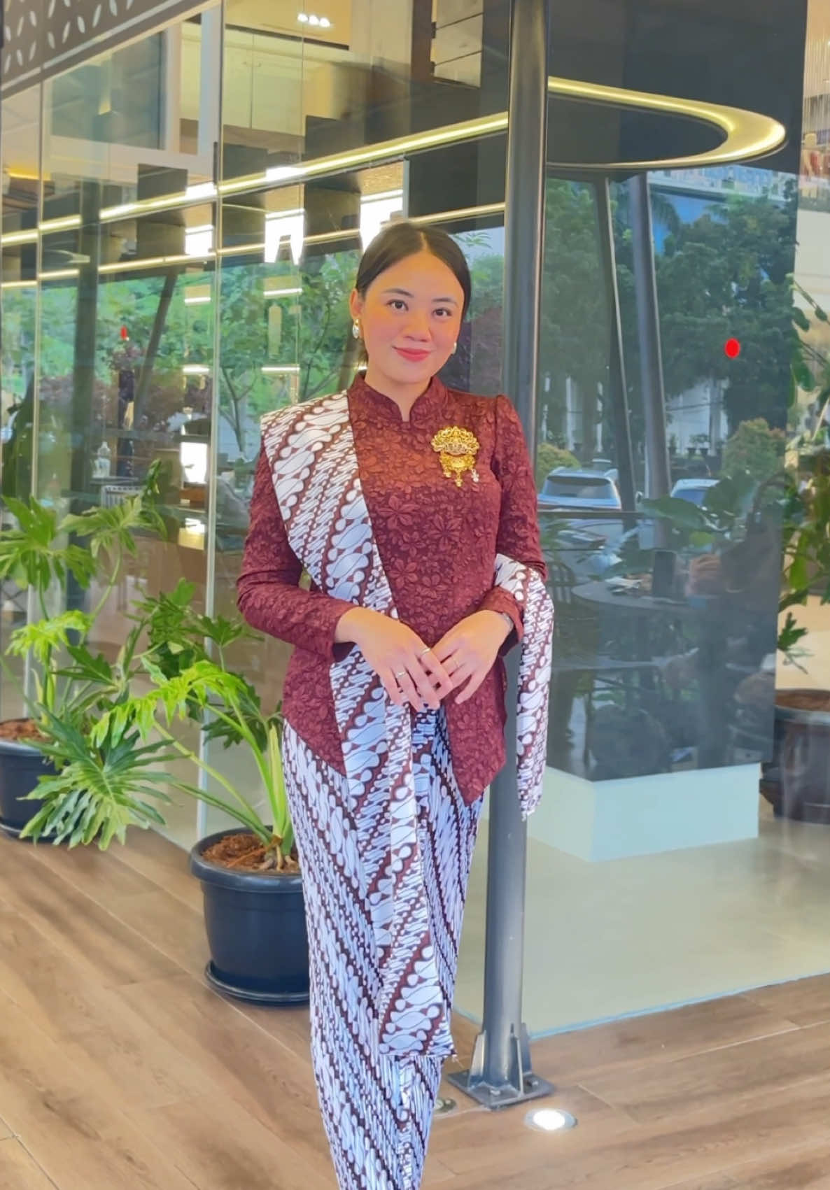 Siapa yang wisuda mau pakai kebaya janggan? Sini main ke gallery Rentbymadin, free fitting😍 Rent price only 125,000 Include: kebaya, rok, selendang #sewakebayabandung #sewabajubandung #jaleelabandung #wisudabandung #rentkebayabandung #placetogobandung #rentdressbandung #sewadressbandung #bandunghits #pendampingwisuda #kondanganbandung #lamaranbandung #kebayajanggan 