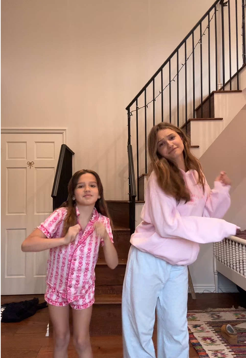 we hit that @PINK PALM PUFF @Sunkissedcoconut #twins #besties #friends #justleahgrwm #dancing #yunggravy #glowhouse #inviteustothenextbrandtrip 