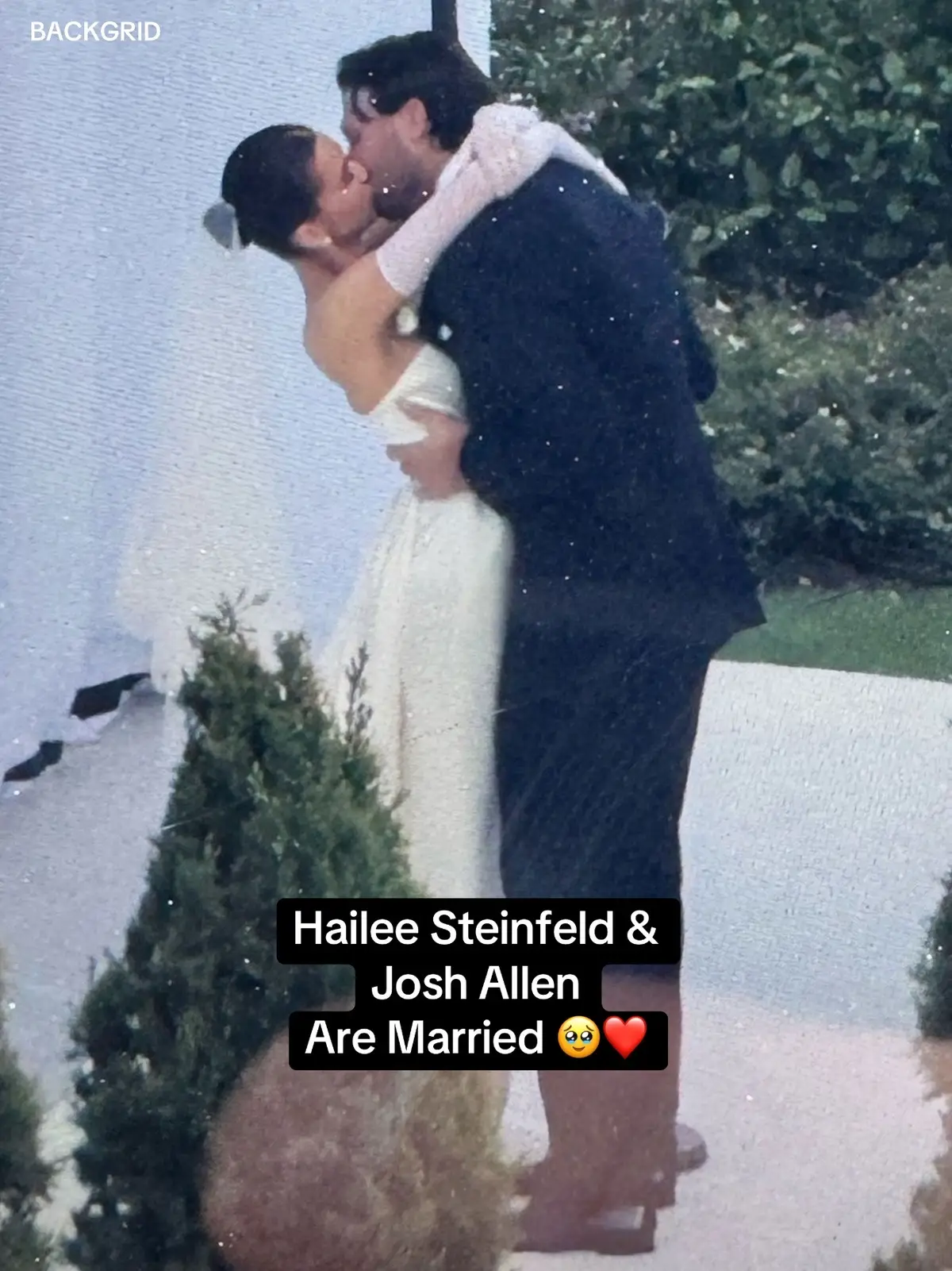 Congrats are in order for #HaileeSteinfeld and #JoshAllen! 💍✨ More on their gorgeous California wedding at the link in our bio. #CelebrityCouple #Bills #Sinners #BuffaloBills #celebritywedding @backgrid 
