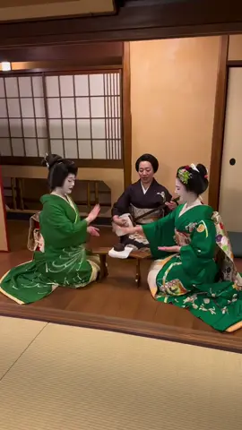geiko and maiko playing konpira fune fune #japan#japanesegame #maiko#geiko