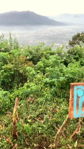 akhirnya bisa menapakkan kaki di puncak gunung yang keliatan langsung dari rumah🤩#haruman1217mdpl #cibiuk #pendakiindonesia #mountain #beranda 