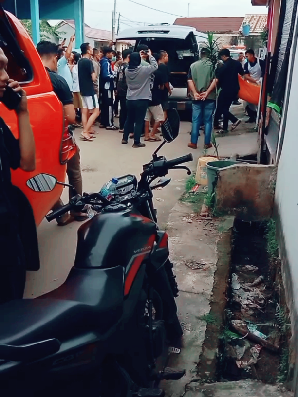 Berita terkini Telah terjadi perampokan dan pembunuhan di perumahan puri anggrek serang kota blok F..seorang wanita tewas dengan tangan terikat dan suami nya di masukin ke karung..motif dan pelaku nya blum di ketahui..ini video kondisi mayat  sedang di evakuasi. #beritatiktok #radarbanten #beritaviral #beritaterkini #perampokan #perumahansubsidi #perumahanpurianggrek #serangkota #banten #Btv #bantentv #evakuasikorban #polresserang #fyp #fypシ゚ #viral #viralvideo 