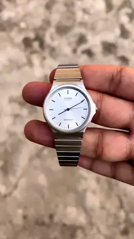 🕰️ Casio vibes, simpel tapi elegan. Cocok buat yang suka tampil minimalis tapi tetap stylish 💼✨ #casiowatch  #jamtanganklasik  #OOTD  #minimaliststyle 