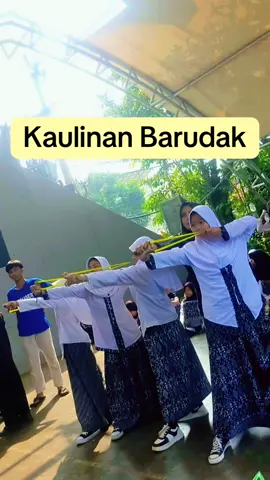 Kegiatan Kaulinan Barudak adalab Kegiatan di luar kelas yang dilaksanakan setiap hari Sabtu dan Minggu dalam rangka mengenalkan dan mempertunjukkan kaulinan barudak baik untuk siswa maupun masyarakat. Kegitan ini rutin dilaksanakan di Taman Surawisesa Situ Buleud Purwakarta.  #fyp  #siswakelas5  #kaulinan  #kaulinanbarudaksunda  #sunda 