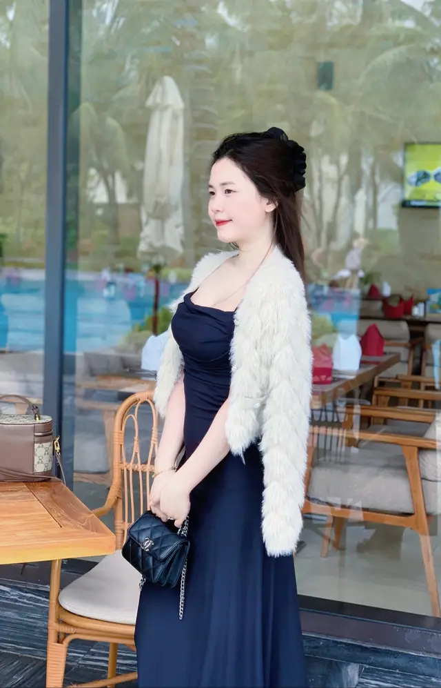 Em sẽ đứng đây cho anh ngắm. Bao giờ say đắm thì nói với em.😘