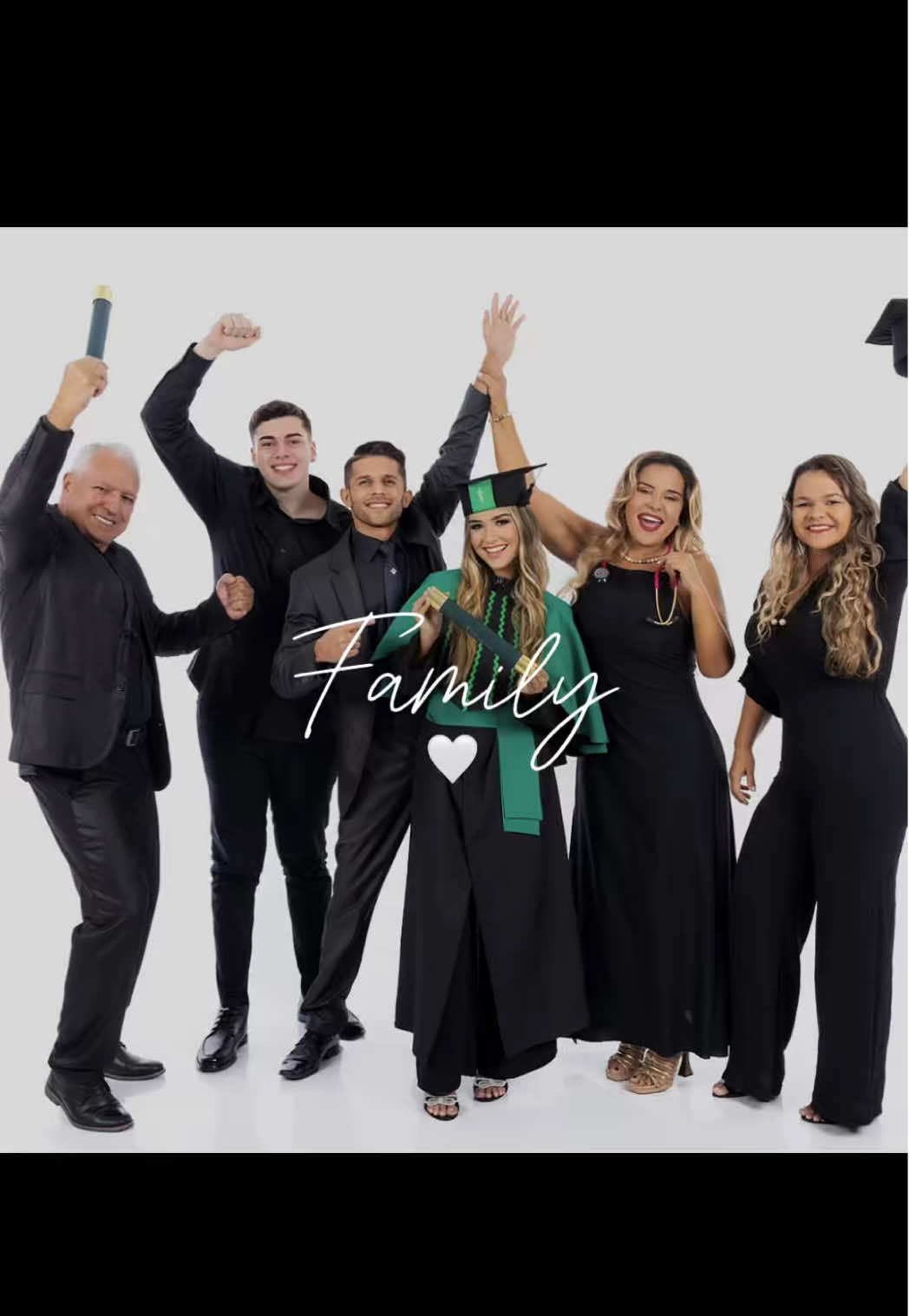 Com todo meu coração, OBRIGADA DEUS, obrigada família! 🎓💖🥹 #formaturamedicina #fotosfamiliaformatura 