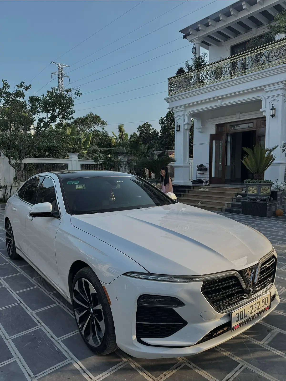 Hồi đó cứ nghĩ: chắc phải giàu lắm mới có được. Lớn lên mới hiểu, cái giàu thật sự là từng bước mình đi qua đều có mồ hôi, là mỗi sáng tỉnh dậy thấy lòng vẫn còn nhiều động lực để cố gắng. Không phải để hơn ai… Chỉ để chính mình, hôm nay, thấy biết ơn bản thân của những ngày đã không bỏ cuộc.”  #CuộcSốngAnYên #NỗLựcMỗiNgày #VinFast #luxa #HànhTrìnhTrưởngThành