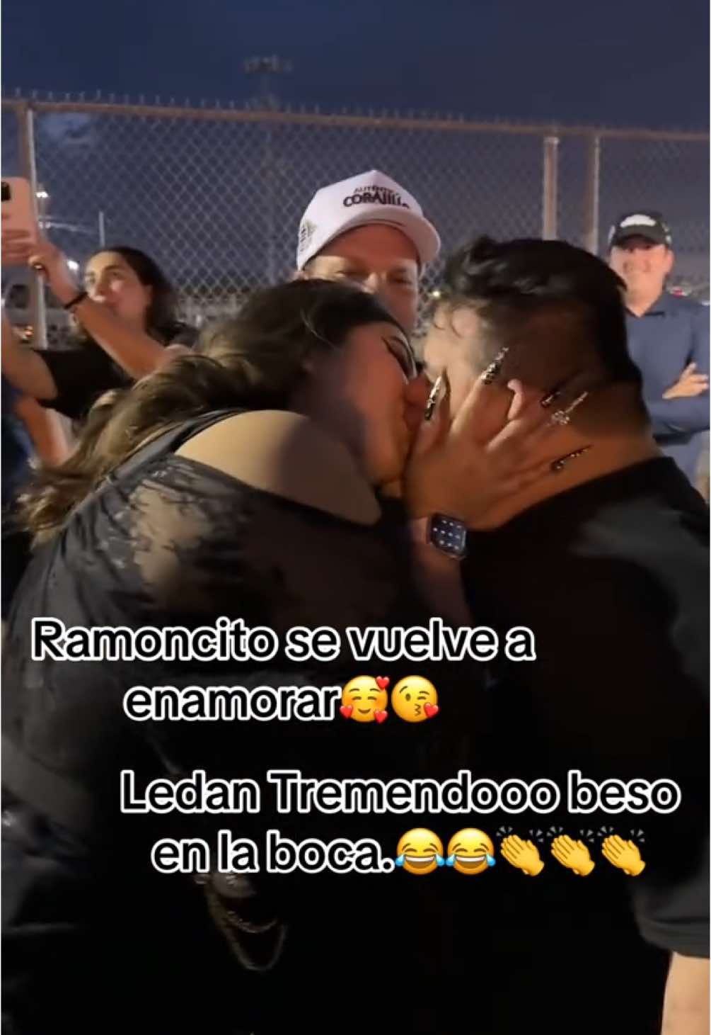 Le dan tremendo beso a Ramoncito #kingdon👑👑 #ramoncitoeldeculiacan #ram #videosvirales #jessicayaliciaofficial #hermanosdeleche #pochodenigris #chinos 