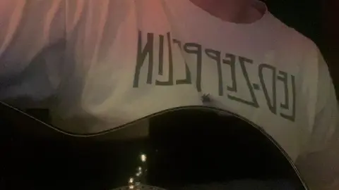 uma madrugada fria com uma música tranquila. 