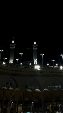 ‏ضجَّ الحجيجُ لربهم تهليلا ‏وتوجهوا بقلوبهم تبتيلا ‏ساروا لمكة والفؤاد سرى بهم ‏والقلب صار موجِها ودليلا
