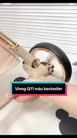 Q11 phiên bản nâng cấp bên em Huyền Anh về đủ màu phục vụ các bé . Có sẵn ship ngay ạ . #vinngQ11 #huyenanhvuxeday #xedaycaocap #xedaygapgon #xedaychobesosinh #mebimsausinh #landaulamme #vinng #loisuahimom 