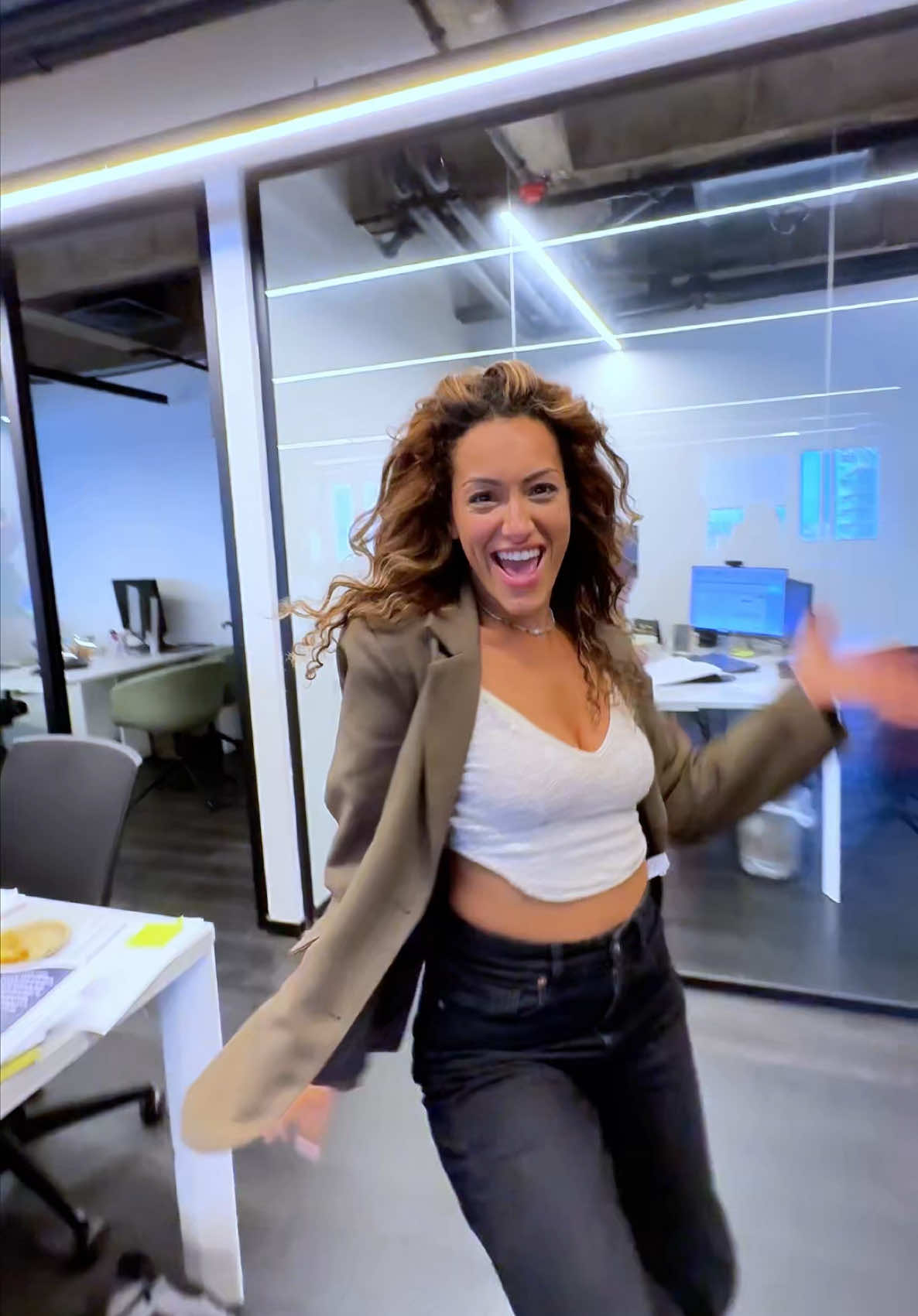 אם כבר לרקוד במשרד- אז ככה 😍😍✨✨✨ והצילום אמאלה 😱 @ofirfarjon 