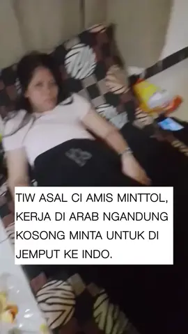 Ibu asal ciamis ini kerja di arab  minta tolong untuk di jemput pulang karena sedang hamil, siapa tuh yang ngehamilin? #newssctv #liputan6sctv #blora #jateng #tni #infonews #tiktok #tiktoknews #reels #tiktokviral #beritaviral #beritahariini  #newssctv #publik #semuaorang 