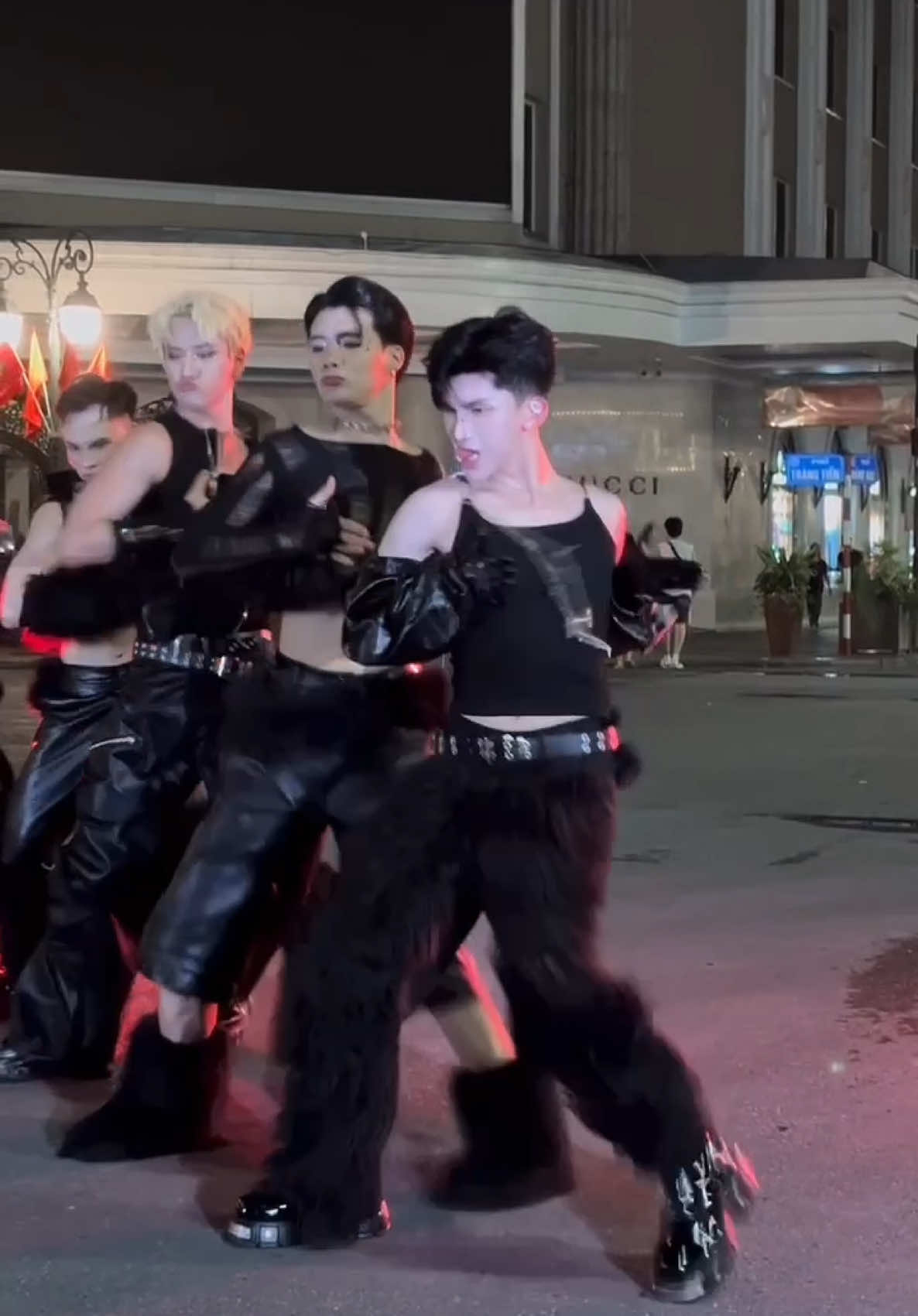 Ai mới thực sự là hot X đây outfit: @Sequeen Costumes #straightmencrew #fyp #dancechallenge #dance #public #cover #gnarly #katseye #manon 