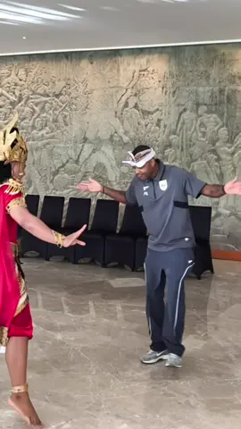 Pelatih Timnas Indonesia Menari Bali di sela agenda Bertolak ke Jakarta setelah TC di Bali usai. #petrickkluivert #fypシ゚ #fyppppppppppppppppppppppp #fypage #balihariini #bali #PSSI 