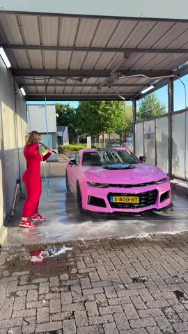 The Camaro needed a wash 🎀#vir #fyp #carspotting #voorjou #chevroletcamaro #exoticcars #nederland #nederland #polishgirl #pink #pinkcar #girly #auto 