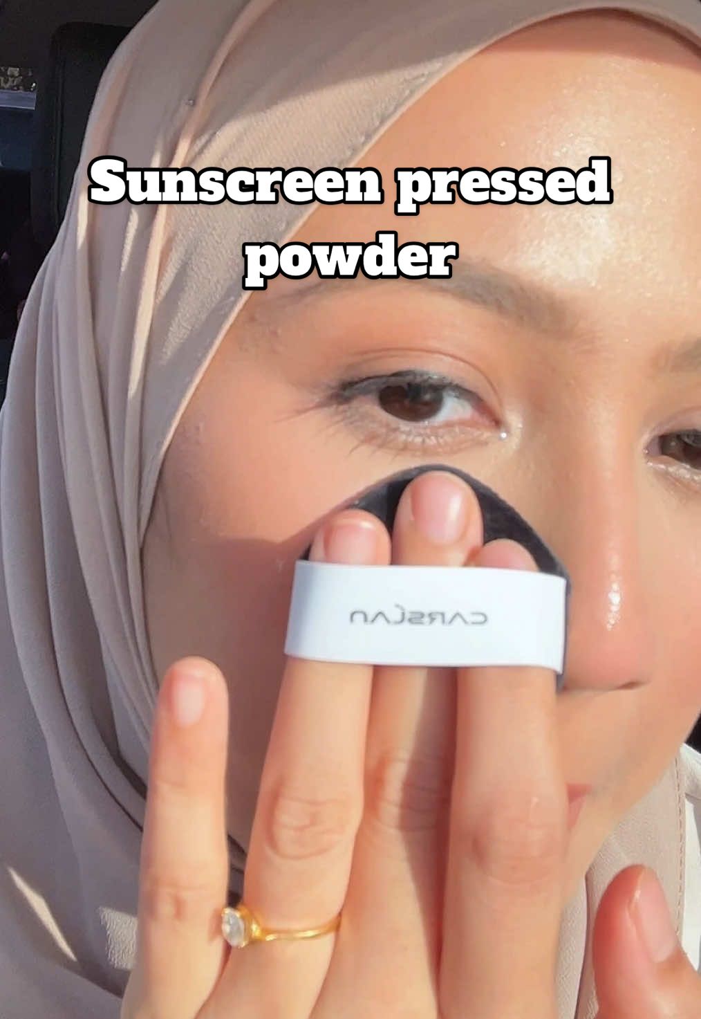 Senang nak topup sunscreen kalau jenis powder macam ni kan. Especially bila pakai makeup fullface nii 👍🏻 #sunscreen #sunscreenpressedpowder #sunscreenpowder #skintok #makeuptok 